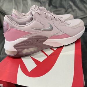 Nike Air Max Excee Women’s Sneakers. New in Box-Never Worn.